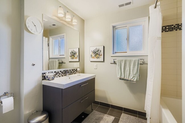 Building Photo - Bitter Lake Home