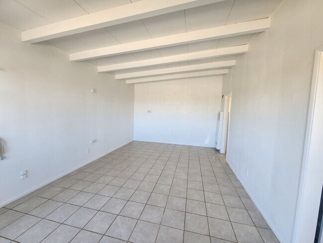 Building Photo - Cute 2 Bedroom 1 Bath Home