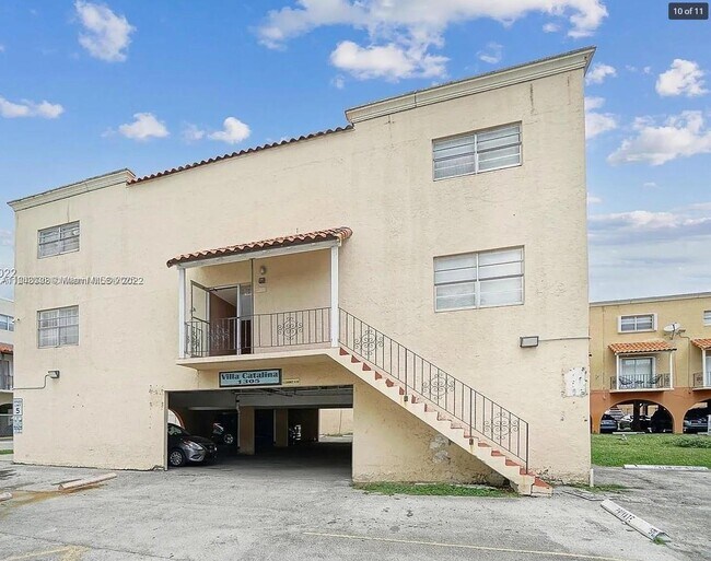 Building Photo - 1305 W 53rd St