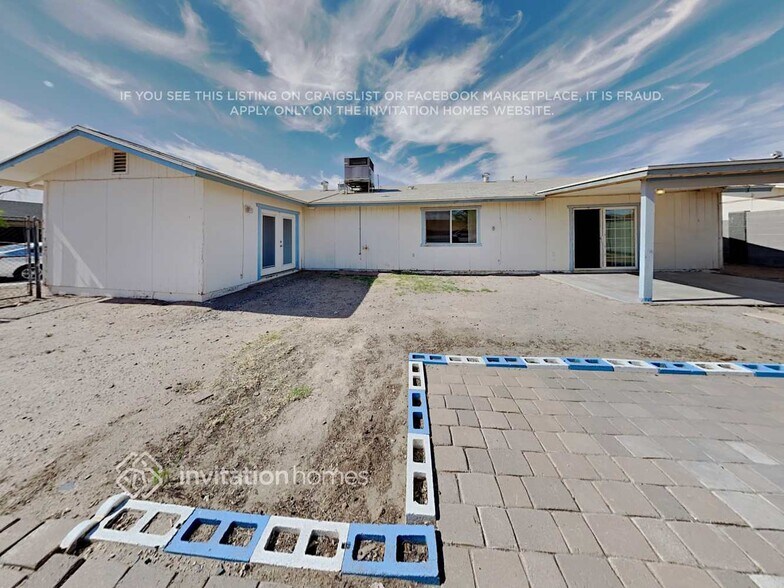 Building Photo - 8639 W Clarendon Ave