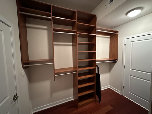 Custom Closet - 400 W Peachtree St NW