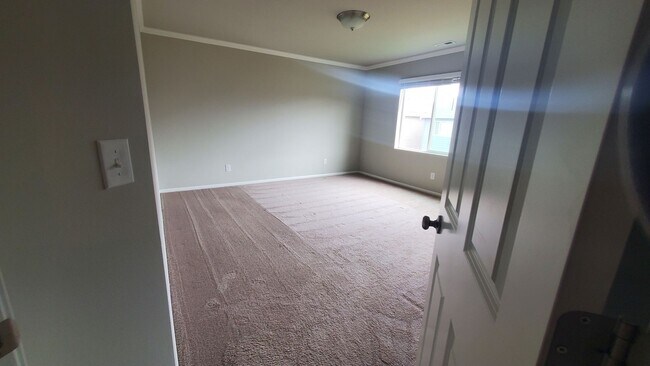 Building Photo - Beautiful Newer Puyallup Home You Will Not...