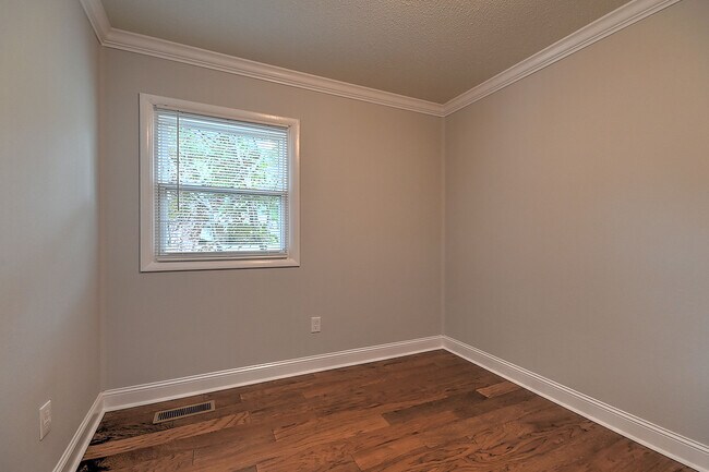 Building Photo - 2708 Schumway Dr