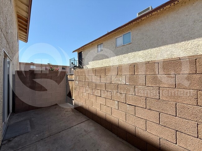 Building Photo - 860 E Brown Rd