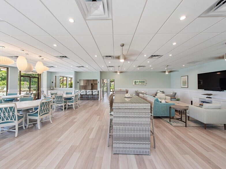 Community center, gracious entertaining space - 555 Park Shore Dr
