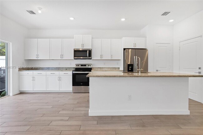 Building Photo - 846 SE 19th St