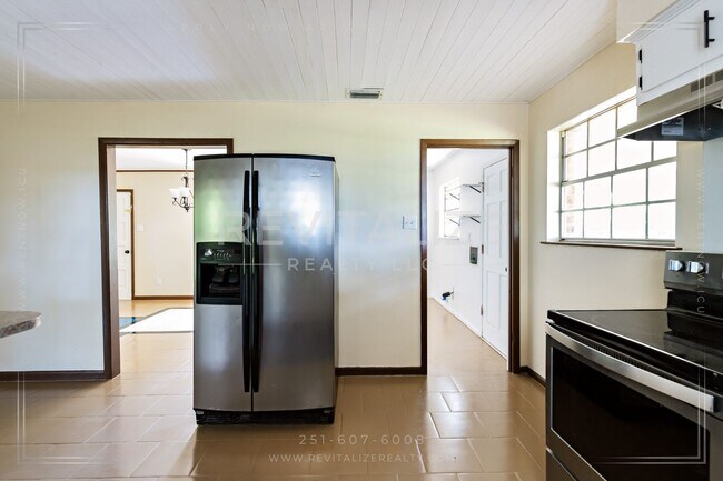 Building Photo - Beautiful Renovated 3 Bedroom/1 Bathroom H...