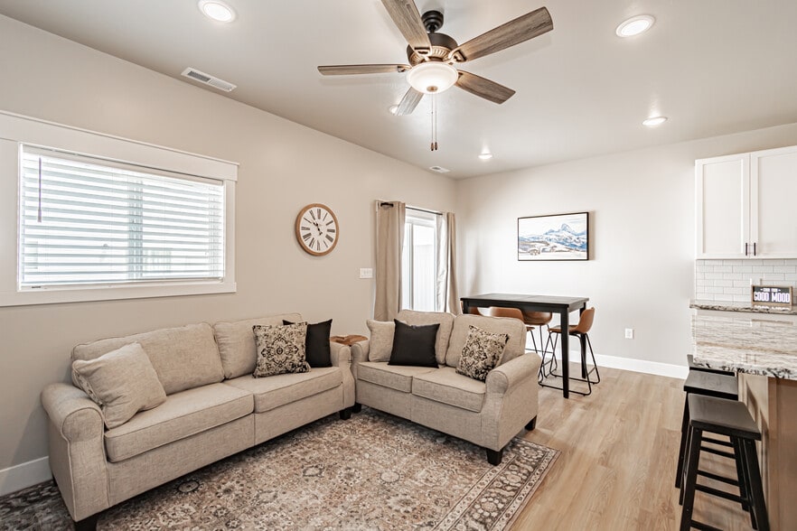 Building Photo - 380 S 3rd W