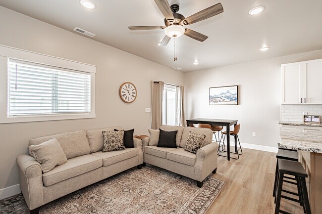 Building Photo - 380 S 3rd W