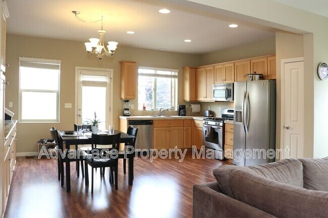 Building Photo - 2335 NW Laura Vis Dr