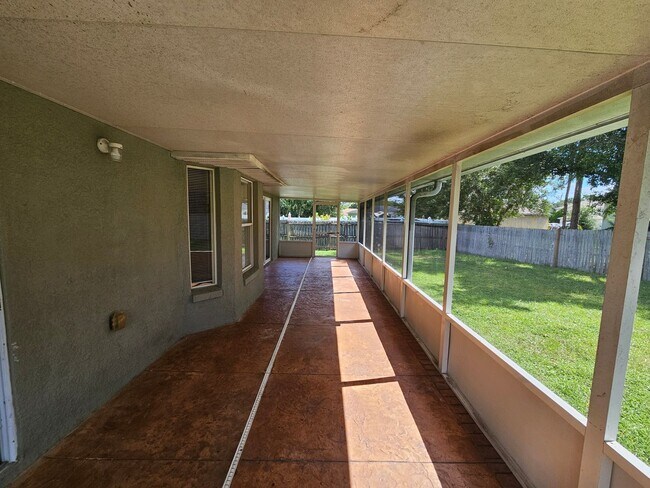 Building Photo - BEAUTIFUL 3 BED / 2 / BATH /2 CAR GARAGE (...