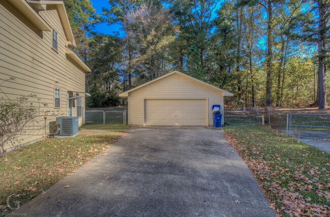 Building Photo - 4 Bedroom 2 bathroom