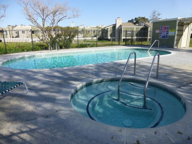 Building Photo - 2 Bedroom Condo for Rent in Canyon Country!