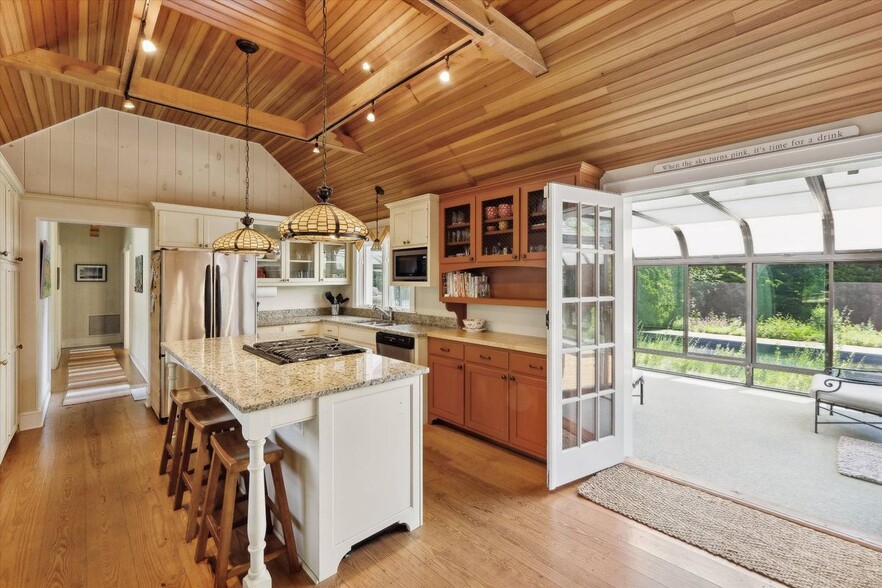 Building Photo - 695 Main St