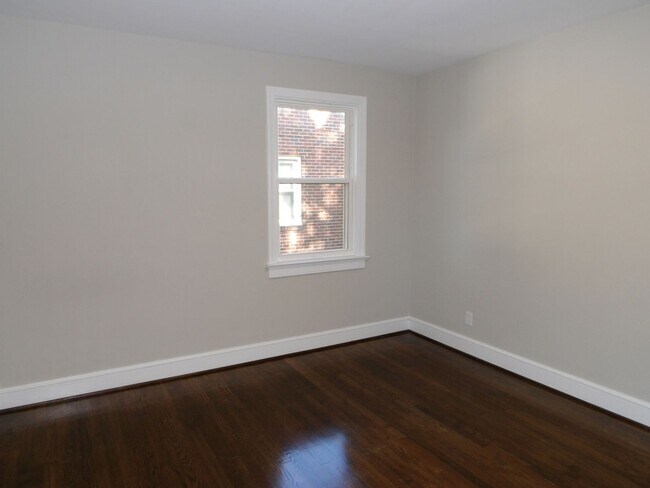 Building Photo - 506 James Ave