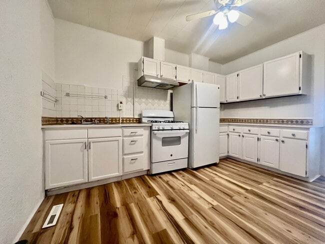 Building Photo - Available immediately. Charming 2 bedroom,...
