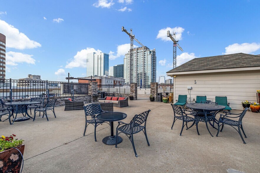 Roof top Dining area with great views - 1803 Broadway