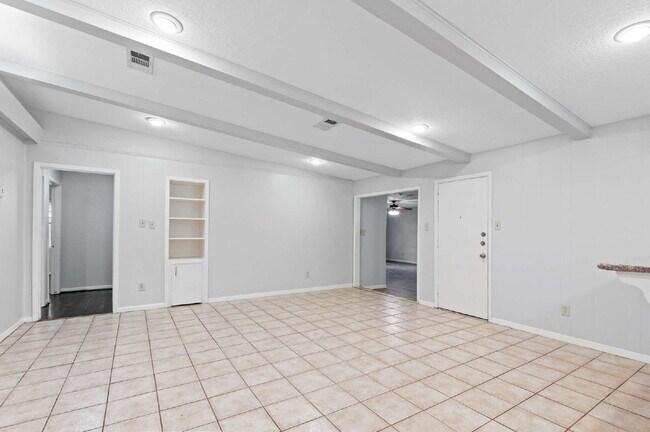 Building Photo - 118 E Thornton Rd