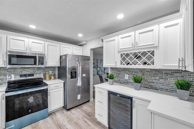 Building Photo - 6311 Newtown Cir