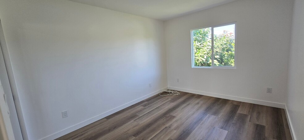 Building Photo - 833 E 92nd St