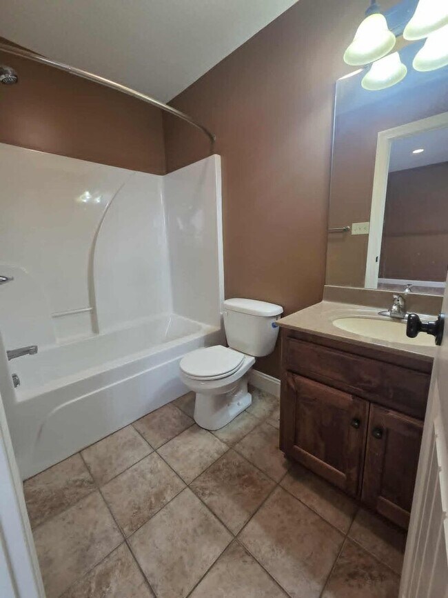 Building Photo - Spacious Home for Rent!