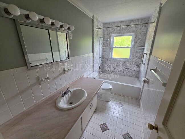 Building Photo - 15 Ginell Cir