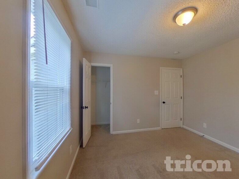 Building Photo - 713 Trailing Rock Dr