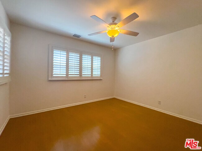 Building Photo - 626 Irving Dr