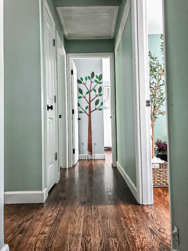 Building Photo - Gorgeous 4 Bed 2 Bath Single Family Home W...