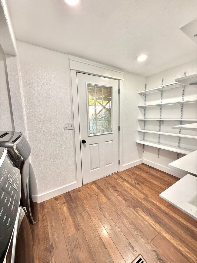 Building Photo - 901 Manzanita Dr