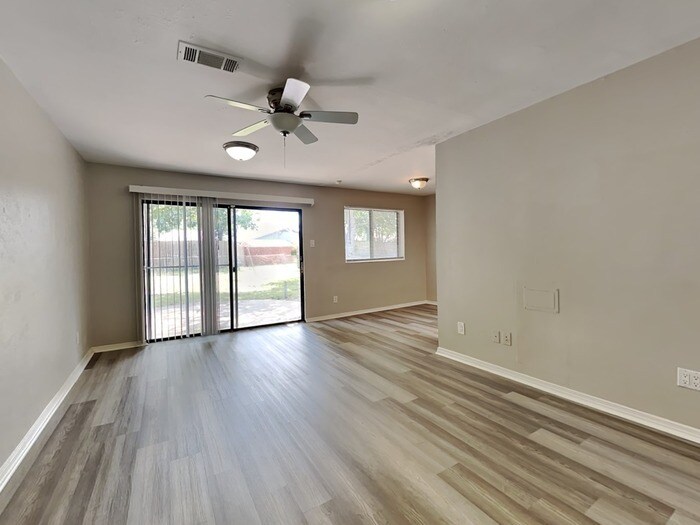 Building Photo - 2116 Crockett Dr