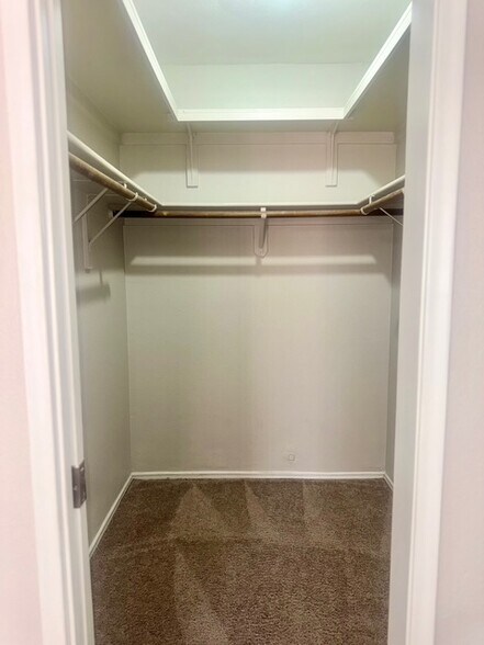 MB closet - 4976 N Via Carina