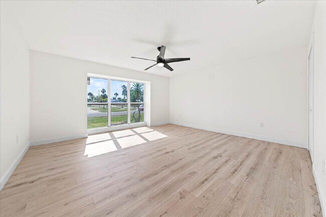 Building Photo - Stunning Newly Rehabbed Single-Family Home — Modern Design • Near Beach, Shopping & Dining!