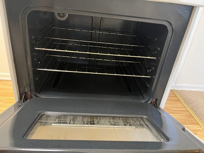 Range - Oven - 3181 S Barrington Ave