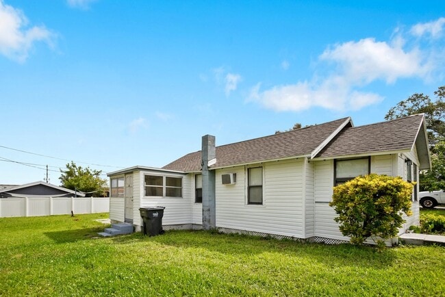 Building Photo - Won't Last! Apply NOW!  App fee REDUCED $25 ASAP $1995 3br/1bath CUTE House w/ HUGE YARD *** Newl...