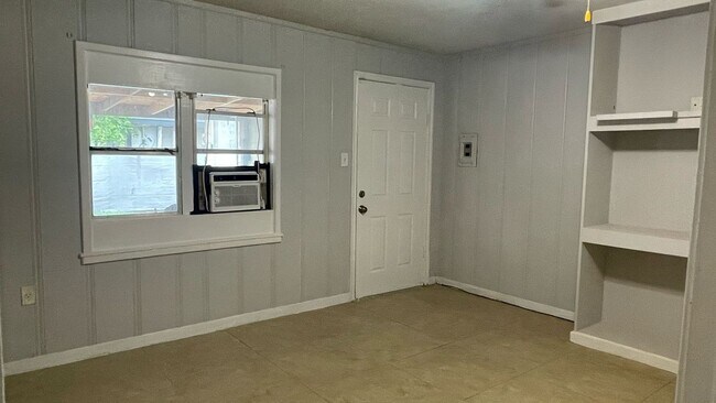Building Photo - Your dream home awaits!