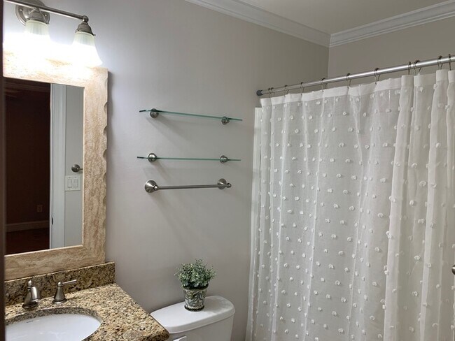 Building Photo - Elegant Townhome between Oakwood and Mordecai