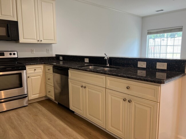 Building Photo - Gorgeous 3/2.5 End Unit Condo in Simpsonvi...