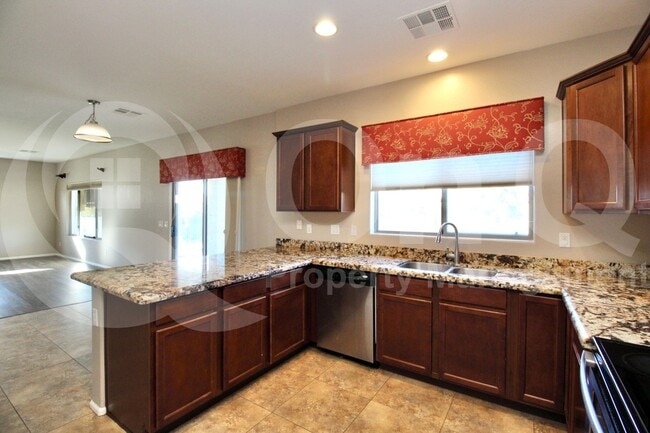 Building Photo - 11434 E Cliffrose Ln