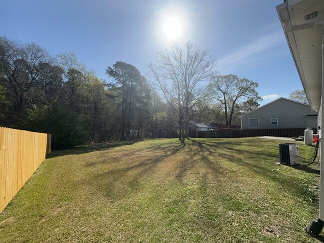 Building Photo - Wonderful 3 Bedroom Home-437 Boysenberry