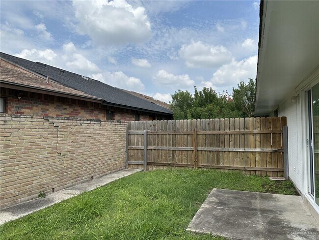 Building Photo - 700 W Iris Ave