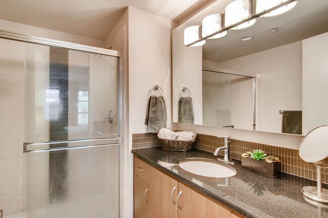 Building Photo - 2 Bedroom Loft Style Townhome Near Microsoft!