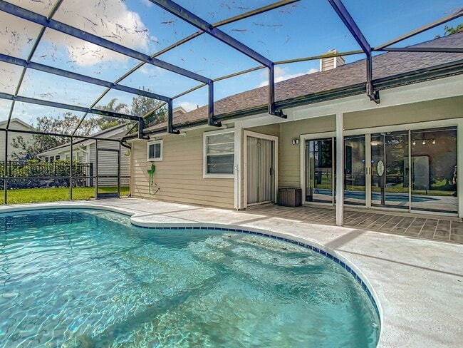 Building Photo - Beautiful 3 Bedroom, 2 Bath POOL Home with 2-Car Garage in the Heart of Hunters Creek!