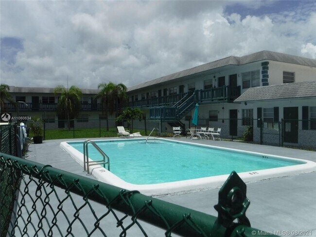 Building Photo - 1045 NE 39th Dr