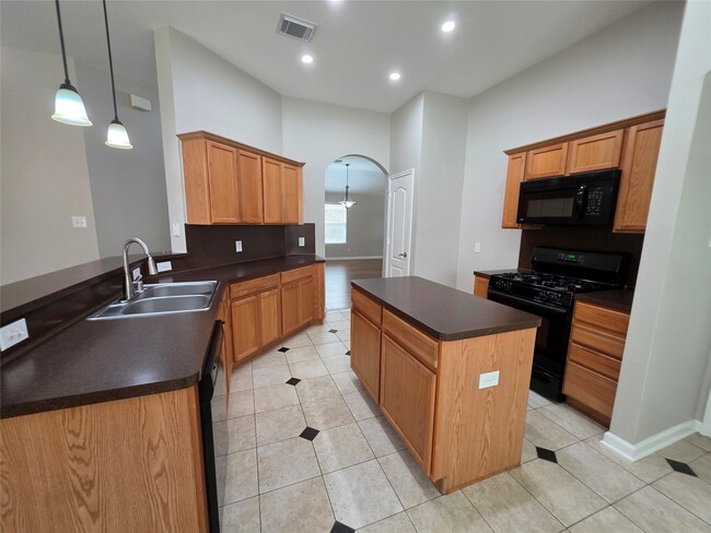 Building Photo - 2108 Goldfinch Ln