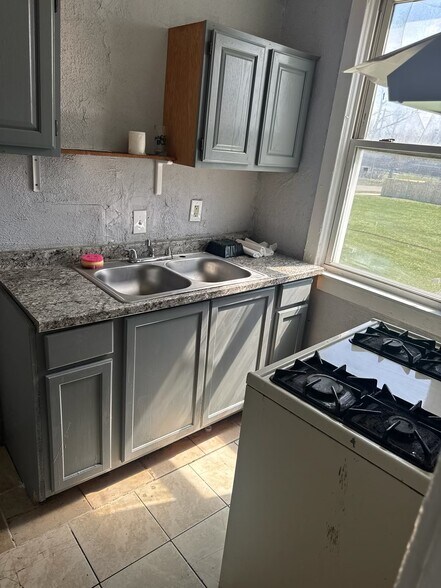 Building Photo - 9845 Belleterre St