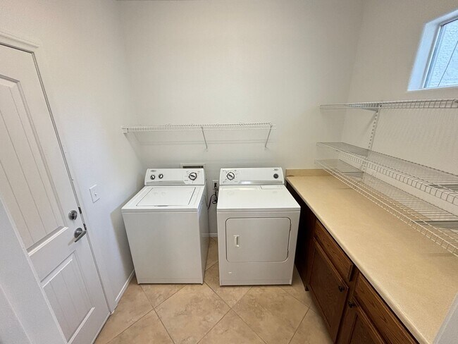 Building Photo - Gorgeous 3Bed/2.5Bath/2Car, 2-Story Home located in Loretta Bay