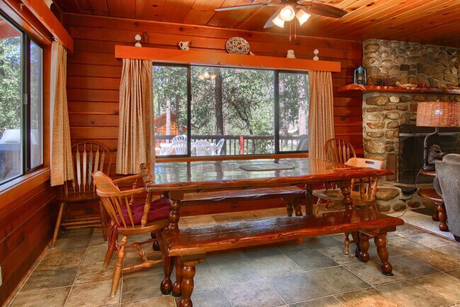 Building Photo - 2582 Deer Ln