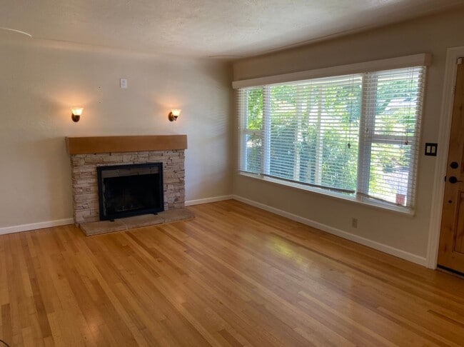 Building Photo - 2 bedroom bungalow in La Loma neighborhood!