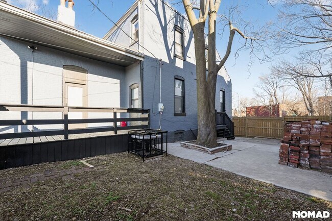 Building Photo - 2 Bedroom Townhome in Saint Louis